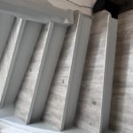 Sanierung einer alten Holztreppe mit Winkeln und Designbelag